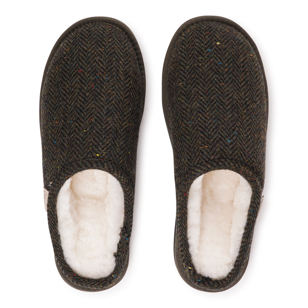 Lovelies - Introducing the Darwin slippers for men, designed for ultimate comfort and warmth. Crafted from 100% wool, these open slippers feature a footbed and lining made from luxurious shearling fur, offering a soft, plush feel that keeps your feet cozy all day long. The natural properties of the shearling help regulate temperature, ensuring your feet stay warm during the colder months while remaining comfortable and dry.