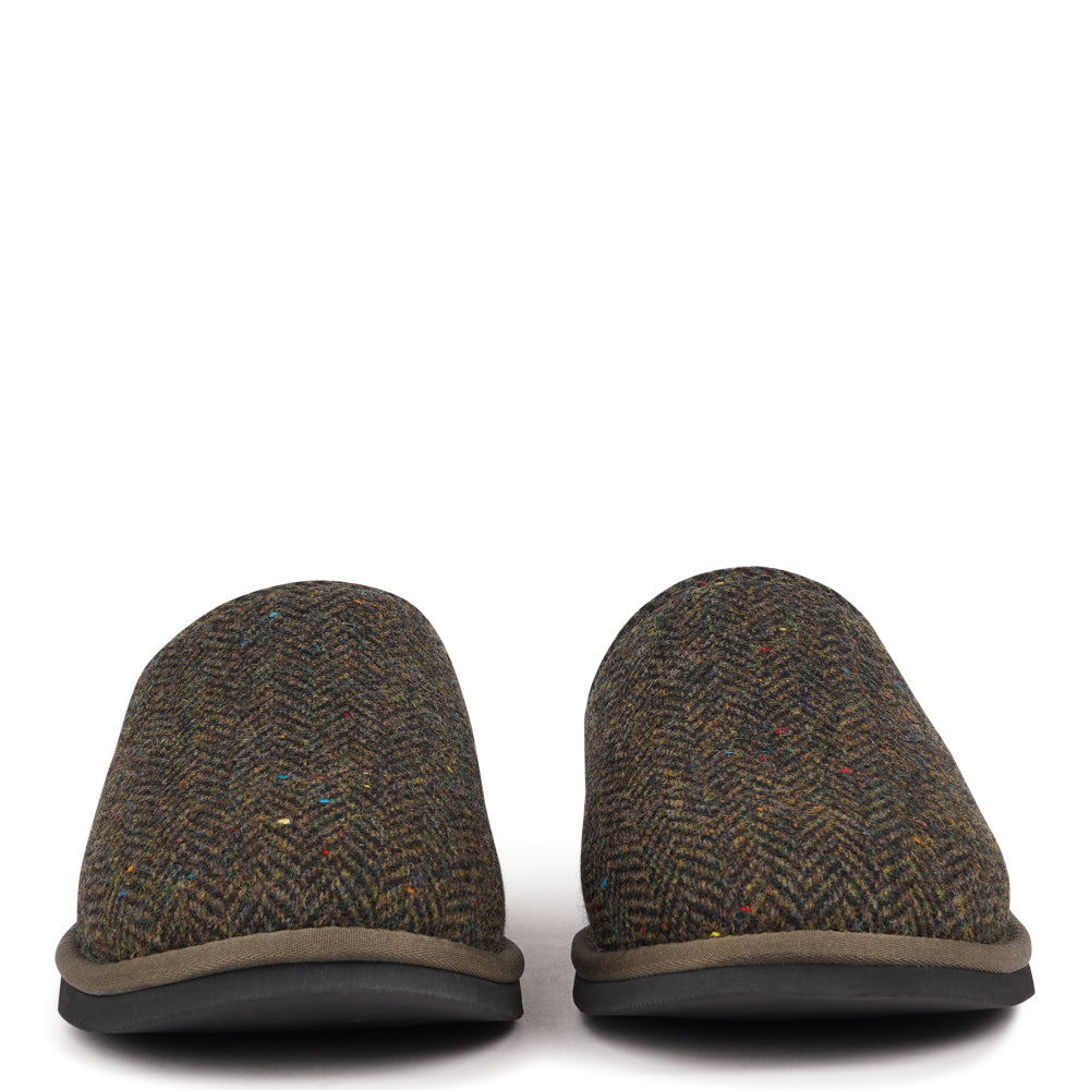 Lovelies - Introducing the Darwin slippers for men, designed for ultimate comfort and warmth. Crafted from 100% wool, these open slippers feature a footbed and lining made from luxurious shearling fur, offering a soft, plush feel that keeps your feet cozy all day long. The natural properties of the shearling help regulate temperature, ensuring your feet stay warm during the colder months while remaining comfortable and dry.