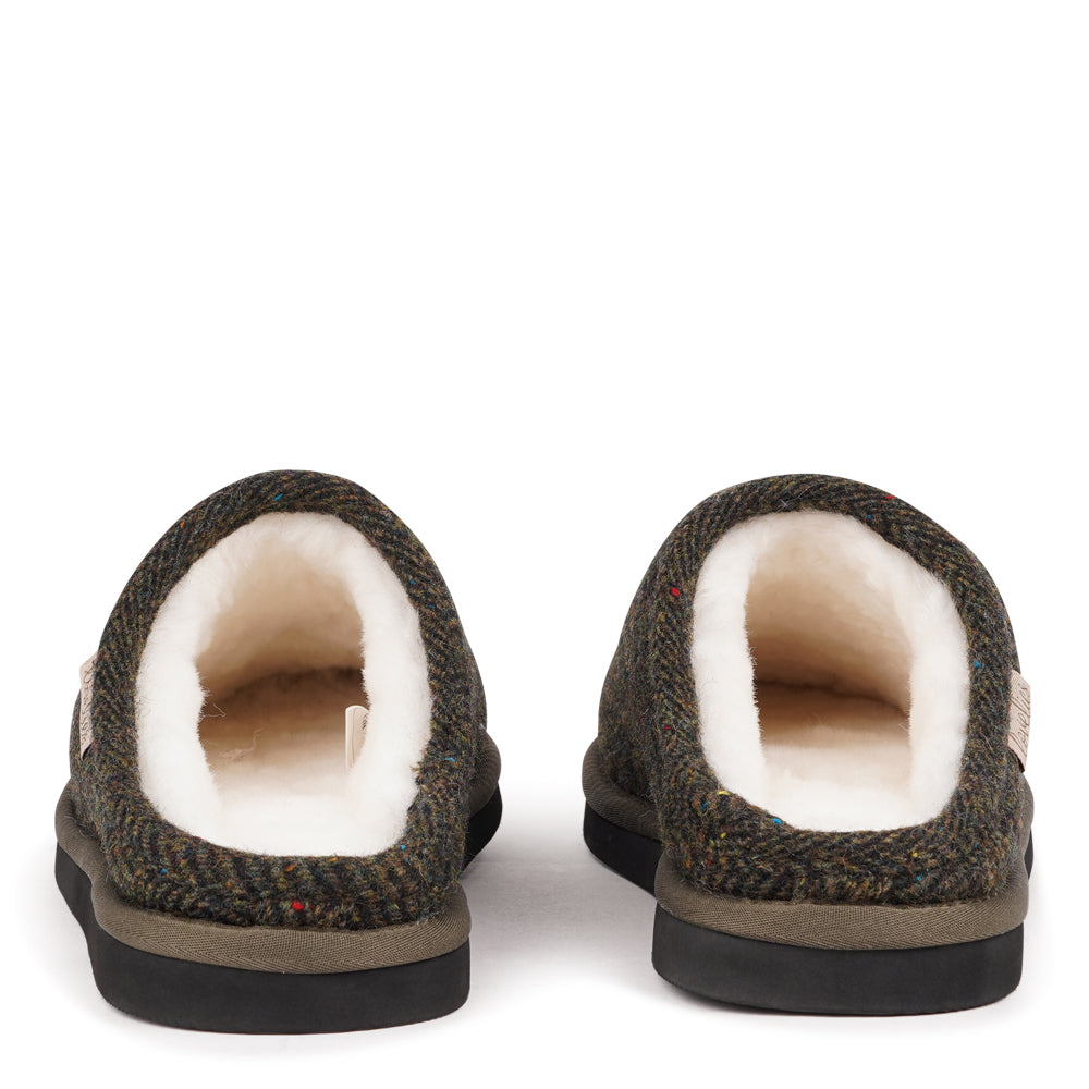 Lovelies - Introducing the Darwin slippers for men, designed for ultimate comfort and warmth. Crafted from 100% wool, these open slippers feature a footbed and lining made from luxurious shearling fur, offering a soft, plush feel that keeps your feet cozy all day long. The natural properties of the shearling help regulate temperature, ensuring your feet stay warm during the colder months while remaining comfortable and dry.