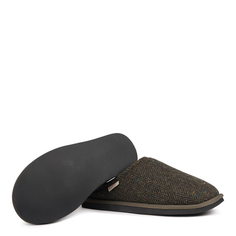 Lovelies - Introducing the Darwin slippers for men, designed for ultimate comfort and warmth. Crafted from 100% wool, these open slippers feature a footbed and lining made from luxurious shearling fur, offering a soft, plush feel that keeps your feet cozy all day long. The natural properties of the shearling help regulate temperature, ensuring your feet stay warm during the colder months while remaining comfortable and dry.