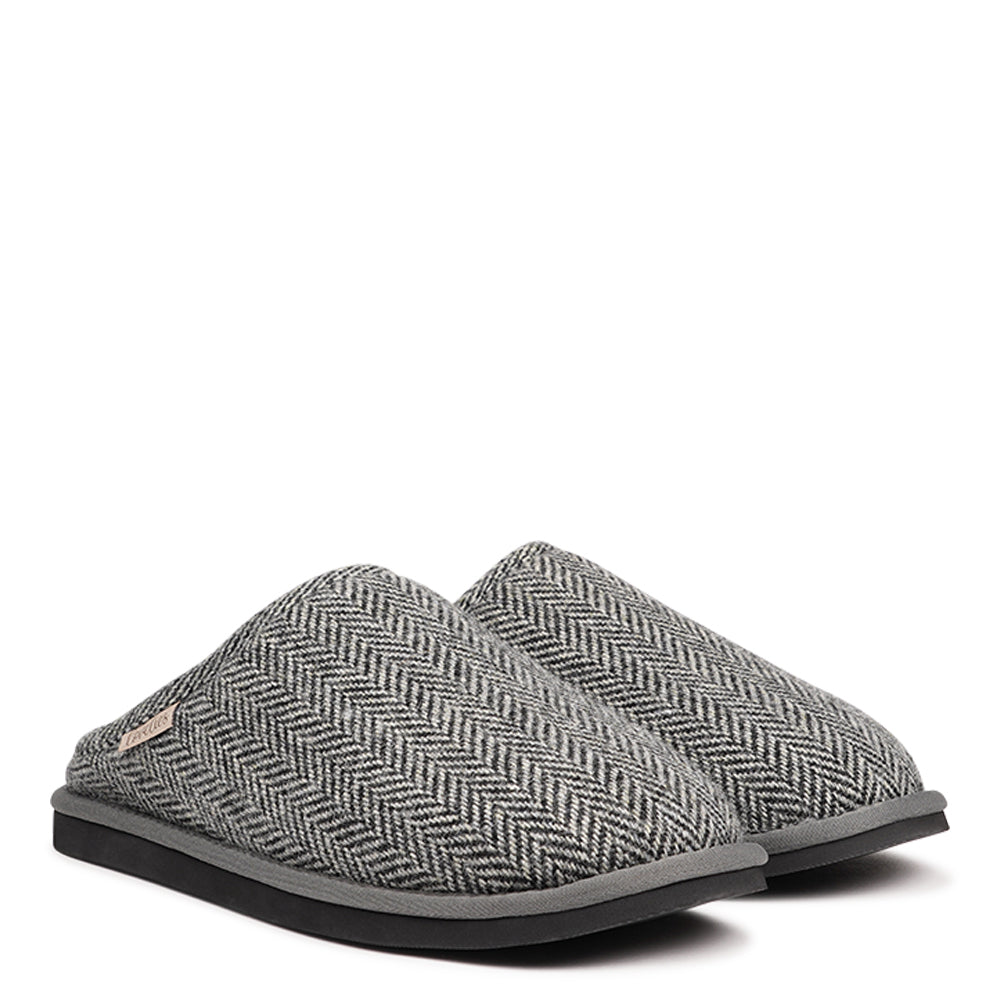 Introducing the Darwin slippers for men, designed for ultimate comfort and warmth. Crafted from 100% wool, these open slippers feature a footbed and lining made from luxurious shearling fur, offering a soft, plush feel that keeps your feet cozy all day long. The natural properties of the shearling help regulate temperature, ensuring your feet stay warm during the colder months while remaining comfortable and dry.
The slippers are equipped with a lightweight and flexible EVA sole, providing durability and s