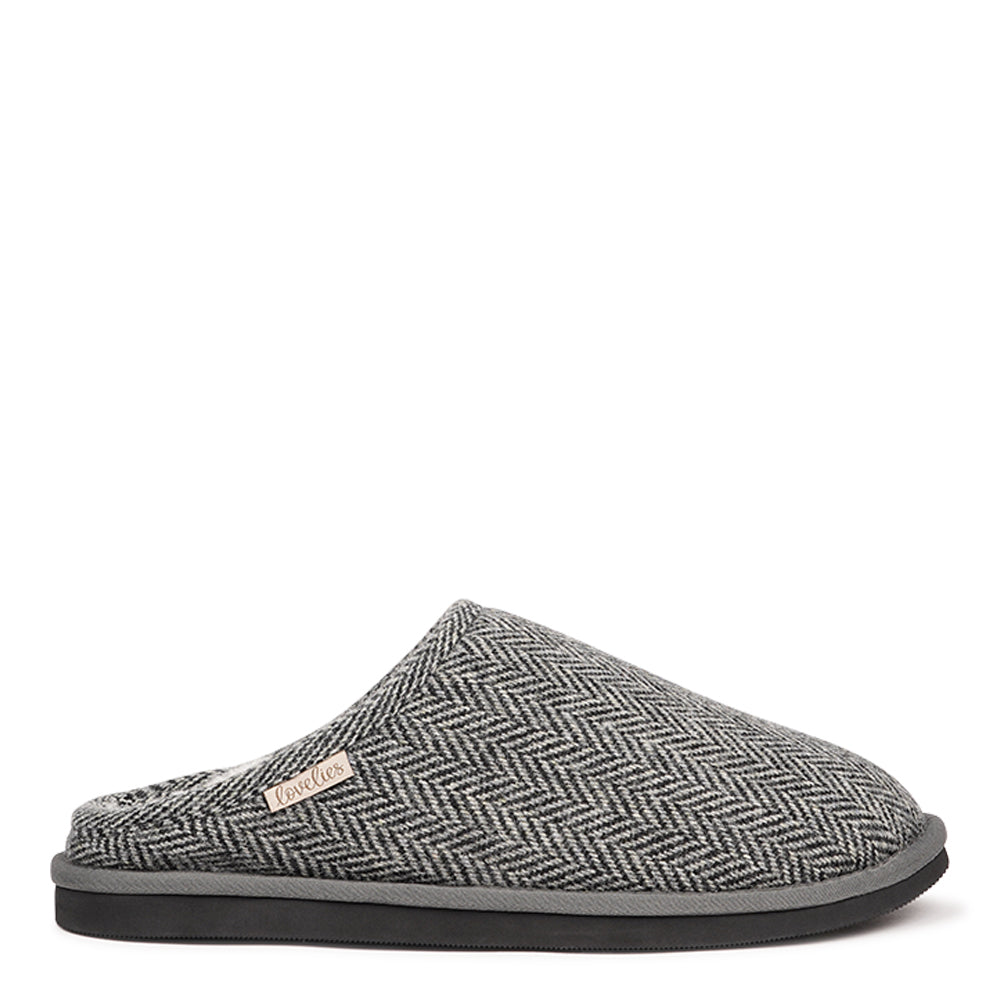 Introducing the Darwin slippers for men, designed for ultimate comfort and warmth. Crafted from 100% wool, these open slippers feature a footbed and lining made from luxurious shearling fur, offering a soft, plush feel that keeps your feet cozy all day long. The natural properties of the shearling help regulate temperature, ensuring your feet stay warm during the colder months while remaining comfortable and dry.
The slippers are equipped with a lightweight and flexible EVA sole, providing durability and s