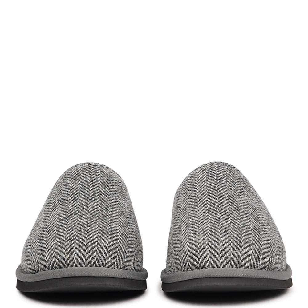 Introducing the Darwin slippers for men, designed for ultimate comfort and warmth. Crafted from 100% wool, these open slippers feature a footbed and lining made from luxurious shearling fur, offering a soft, plush feel that keeps your feet cozy all day long. The natural properties of the shearling help regulate temperature, ensuring your feet stay warm during the colder months while remaining comfortable and dry.
The slippers are equipped with a lightweight and flexible EVA sole, providing durability and s