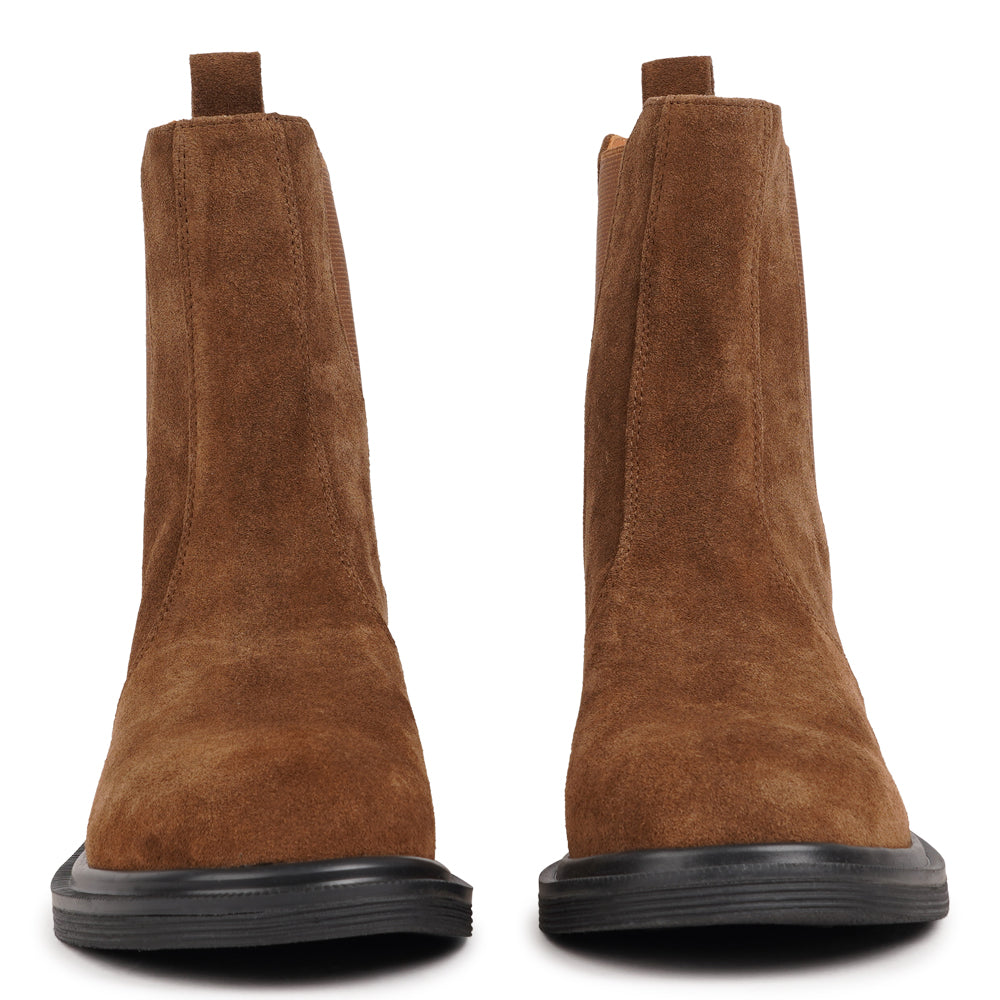 Felline boasts a sleek upper design with elasticized side gussets for both a snug fit and effortless style. Its pull tab on the back ensures easy wearability, perfect for those on-the-go moments.
With durable rubber soles, these boots offer excellent traction and stability, making them suitable for any terrain or weather conditions. Inside, a luxurious full leather lining, sourced from cowhide, provides unparalleled comfort and breathability, ensuring your feet feel pampered all day long.