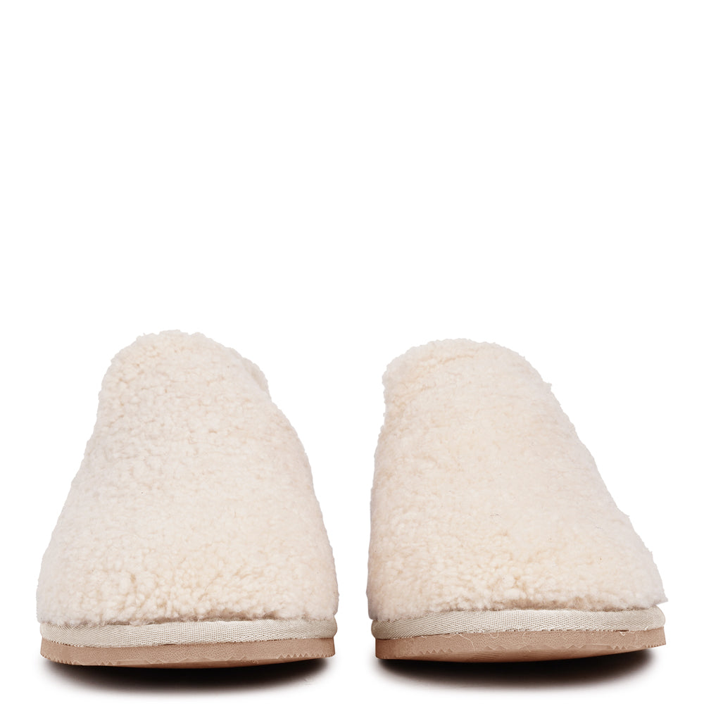 Ferre – Shearling Sneakers
Step into everyday luxury with Ferre shearling sneakers. Made from plush natural shearling and set on a durable leather sole, they combine exceptional warmth, softness, and timeless design in a modern silhouette. Perfect for cosy days and laid-back style, the shearling gently moulds to your feet for a personalised fit and lasting comfort.
The sneakers fit true to size, so we recommend ordering your usual size.