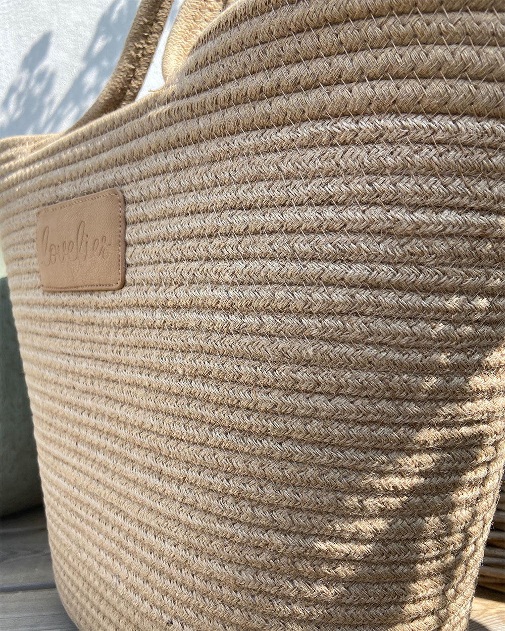 Flamencos FLA1900 jute woven beach bag. Danish designFor those cheerful springdays and warm sunny summerdays all you need is a gorgeous beach bag. Lovelies has made an elegant one in cotton and recycled polyester and it comes in 8 beautiful colours. Whether you’re off to a picnic, shopping or a lazy day at the beach, a Lovelies beach bag will be your all-time favourite companion.