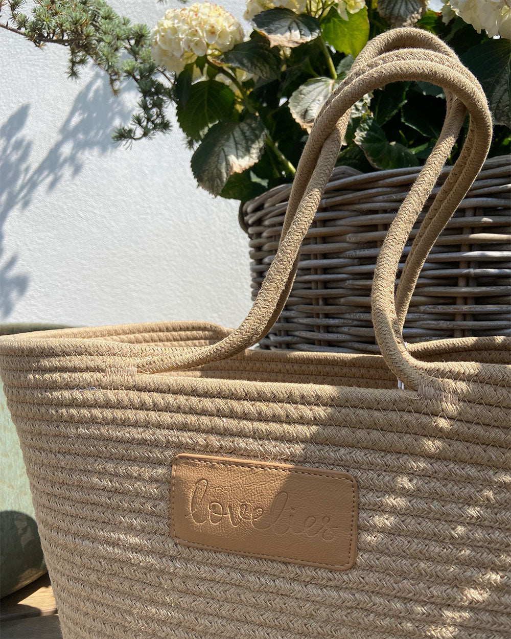 Flamencos FLA1900 jute woven beach bag. Danish designFor those cheerful springdays and warm sunny summerdays all you need is a gorgeous beach bag. Lovelies has made an elegant one in cotton and recycled polyester and it comes in 8 beautiful colours. Whether you’re off to a picnic, shopping or a lazy day at the beach, a Lovelies beach bag will be your all-time favourite companion.