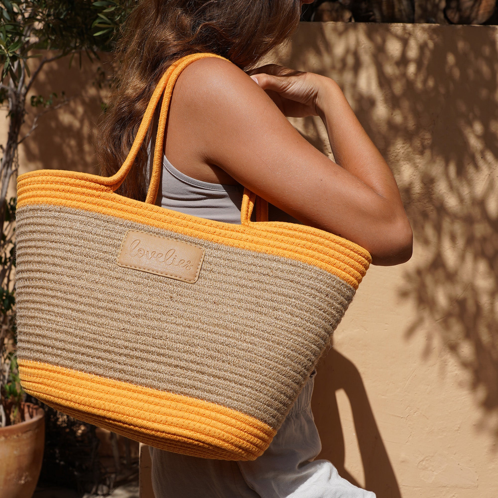 Available in a delightful array of exquisite colors, our Flamencos beach bag allows you to express your unique style and find the perfect complement to your summer look. From bold and vibrant shades to soft and pastel hues, there's a color that will perfectly reflect your personality and make you stand out in the crowd.
Crafted with care and attention to detail, our Lovelies beach bag is your ultimate companion for any occasion. Whether you're going on a picnic, embarking on a shopping spree, or simply enj