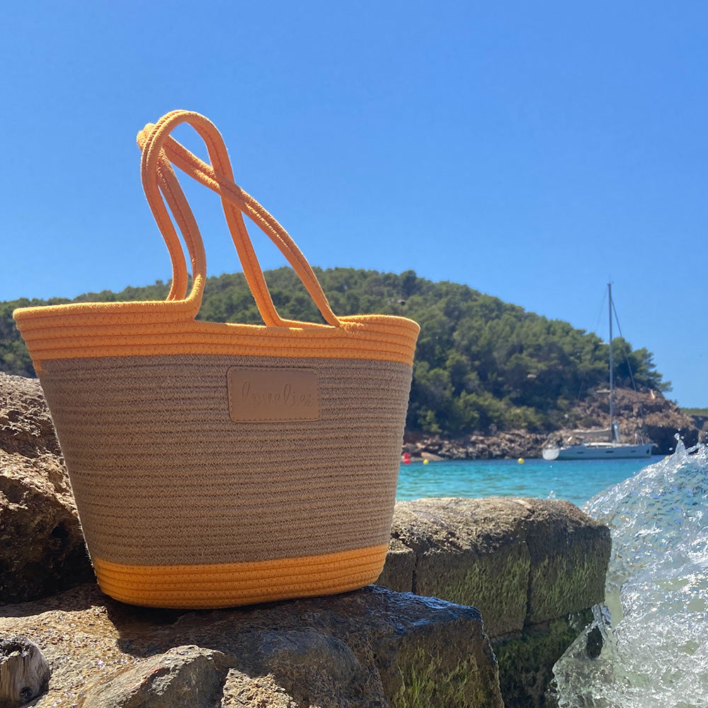Available in a delightful array of exquisite colors, our Flamencos beach bag allows you to express your unique style and find the perfect complement to your summer look. From bold and vibrant shades to soft and pastel hues, there's a color that will perfectly reflect your personality and make you stand out in the crowd.
Crafted with care and attention to detail, our Lovelies beach bag is your ultimate companion for any occasion. Whether you're going on a picnic, embarking on a shopping spree, or simply enj
