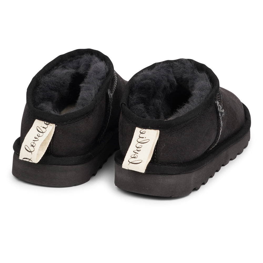 Genini Shearling Boots aren't just a fashion statement; they're a statement of quality and environmental responsibility. We are proud to hold the LWG Environmental GOLD RATED Certification, a testament to our commitment to sustainable and eco-friendly practices.