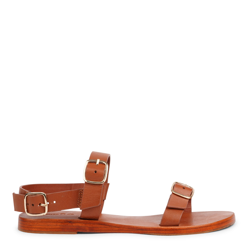 Meet Giglio, our handcrafted leather sandal designed for feminine style and everyday comfort. With three adjustable buckles for a personalized fit, Giglio combines form and function effortlessly.
Crafted from vegetable-tanned buffalo leather, the straps offer a soft yet durable feel, while the leather sole with rubber grip ensures stability with every step. Whether you're dressing up or going casual, Giglio is your perfect warm-weather companion.