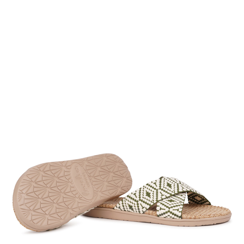 Lovelies Studio - The Gili sandal, a tribute to the serene Indonesian island that inspired its name. A sandal imbued with the essence of natural elegance, perfect for the summer season.
Slip into the Gili sandal and treat your feet to double-layered rubber soles that cushion every step with comfort. Its mid-sole featuring natural jute adds a dash of earthy elegance.