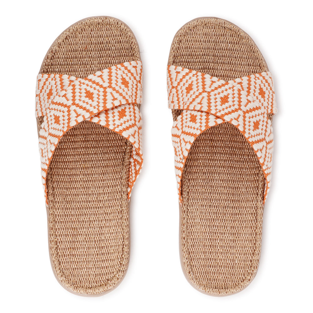 Lovelies Studio - The Gili sandal, a tribute to the serene Indonesian island that inspired its name. A sandal imbued with the essence of natural elegance, perfect for the summer season.
Slip into the Gili sandal and treat your feet to double-layered rubber soles that cushion every step with comfort. Its mid-sole featuring natural jute adds a dash of earthy elegance.