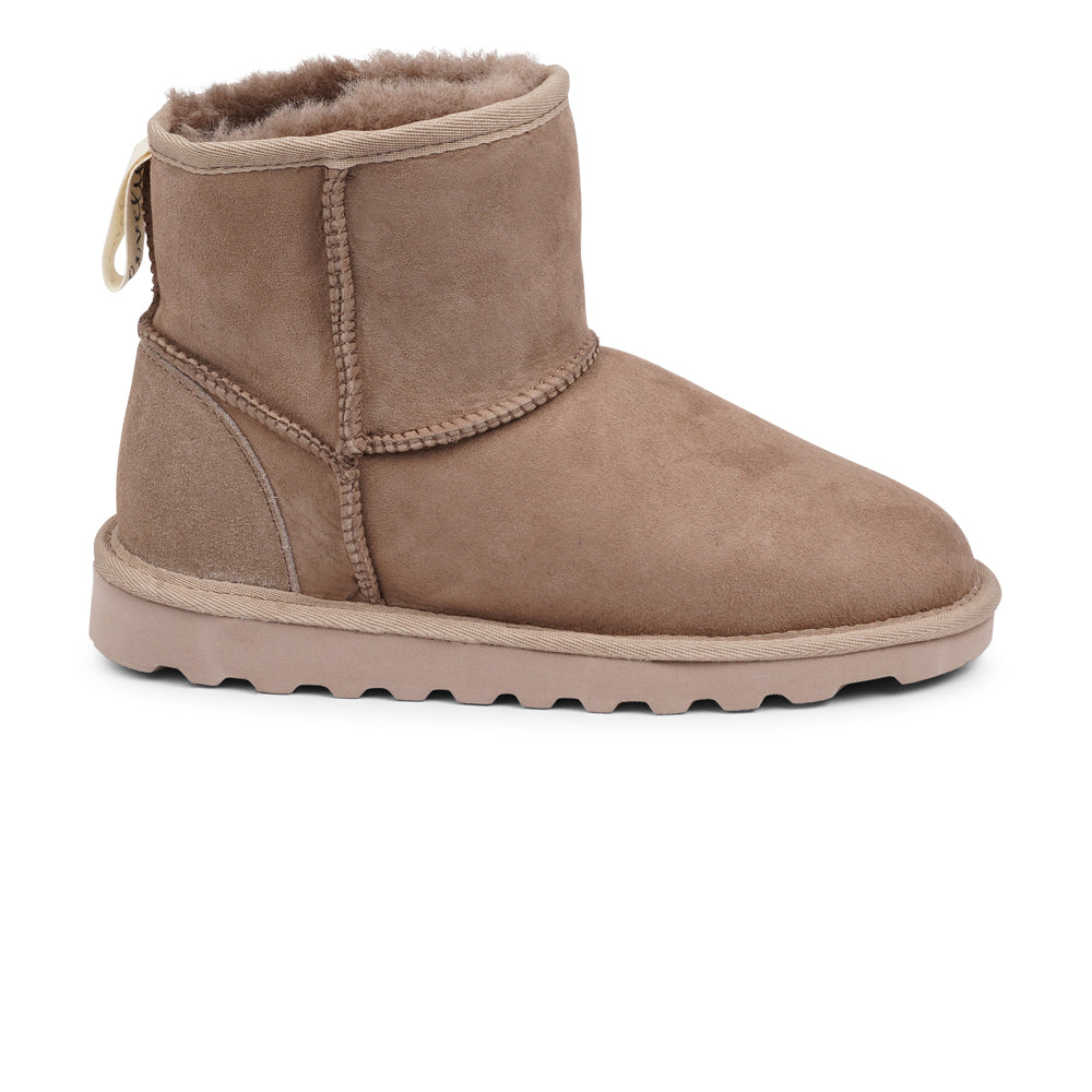 Lovelies Gower Shearling Boots aren't just a fashion statement; they're a statement of quality and environmental responsibility. We are proud to hold the LWG Environmental GOLD RATED Certification, a testament to our commitment to sustainable and eco-friendly practices.