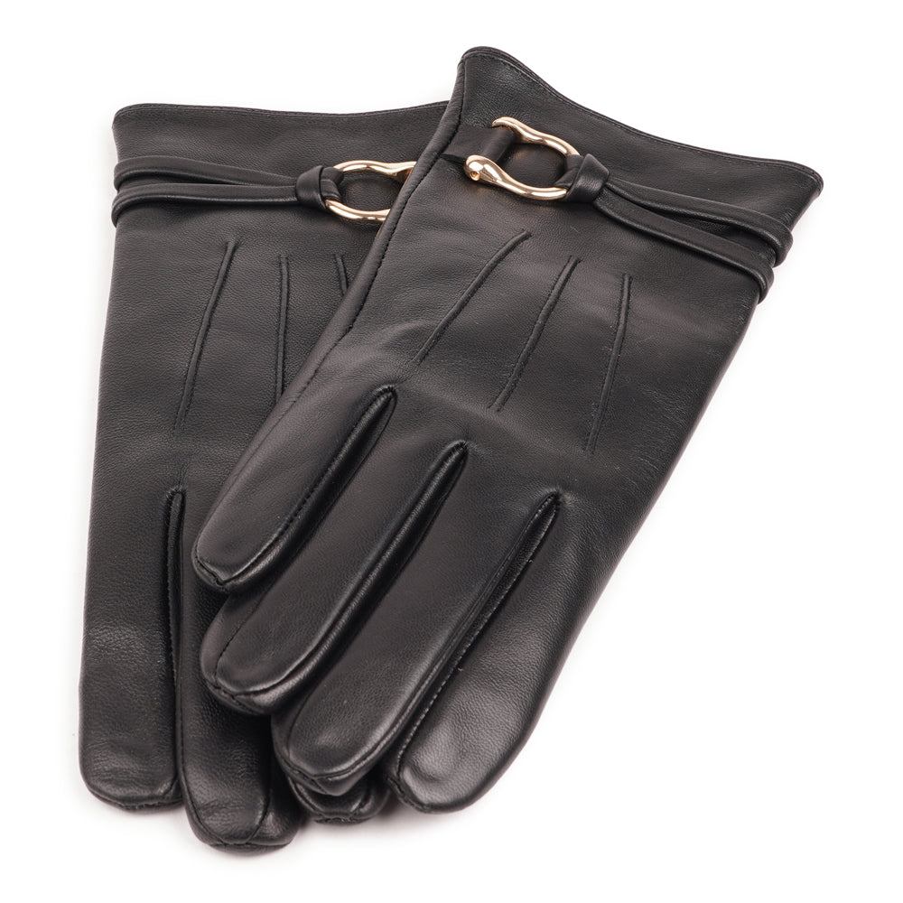 A refined leather glove finished with a sleek D-ring detail for a subtle statement of style. Soft, supple, and beautifully tailored, GUGNO brings a touch of edge to a classic silhouette - perfect for adding polish to any cold-weather look.