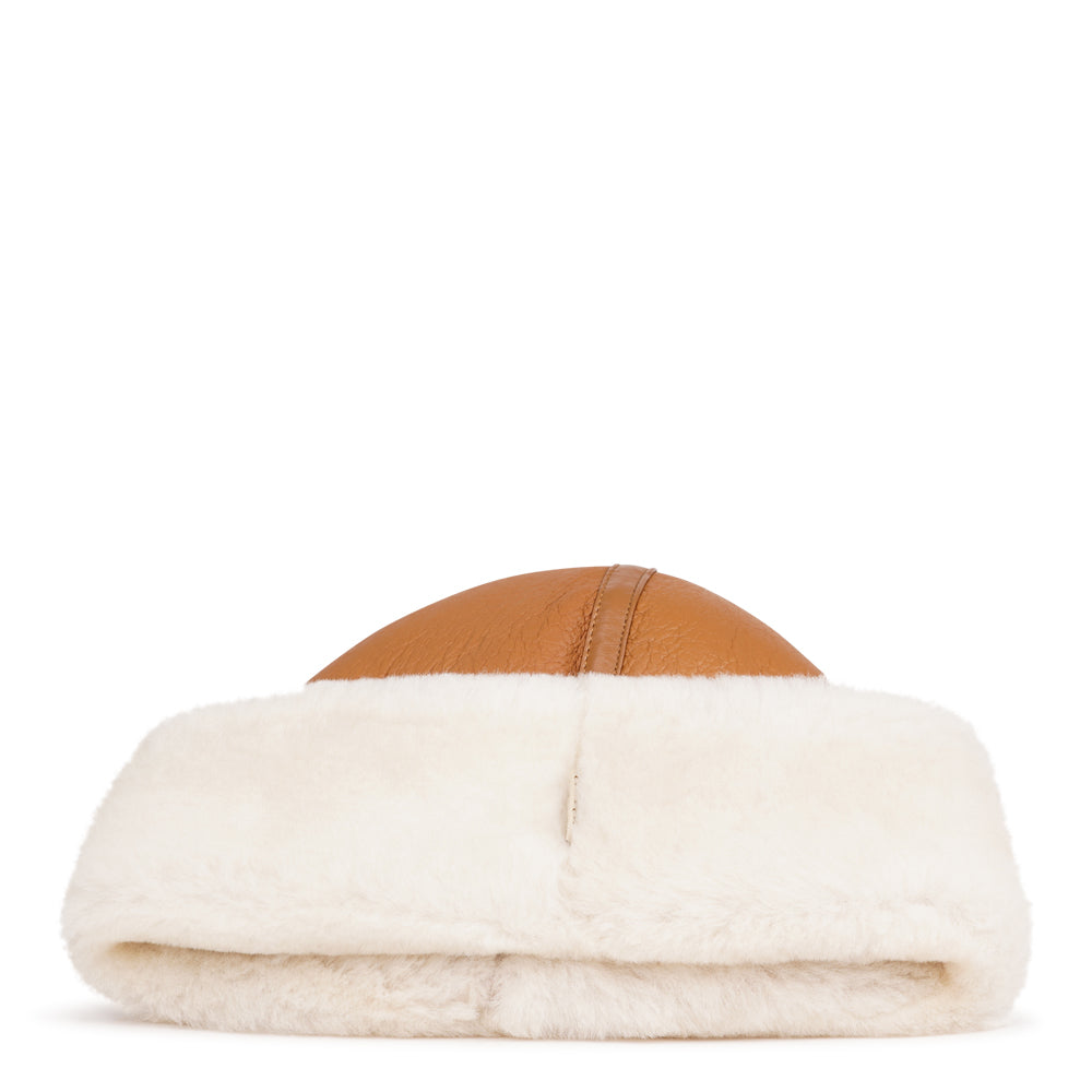 Stay warm and stylish this winter with the Kakani Shearling Hat, a perfect addition to your wardrobe.
Crafted from 100% sheepskin, this hat combines elegance and practicality. The lightweight material provides excellent insulation for cold days and naturally regulates temperature, making it versatile enough to wear into the spring.