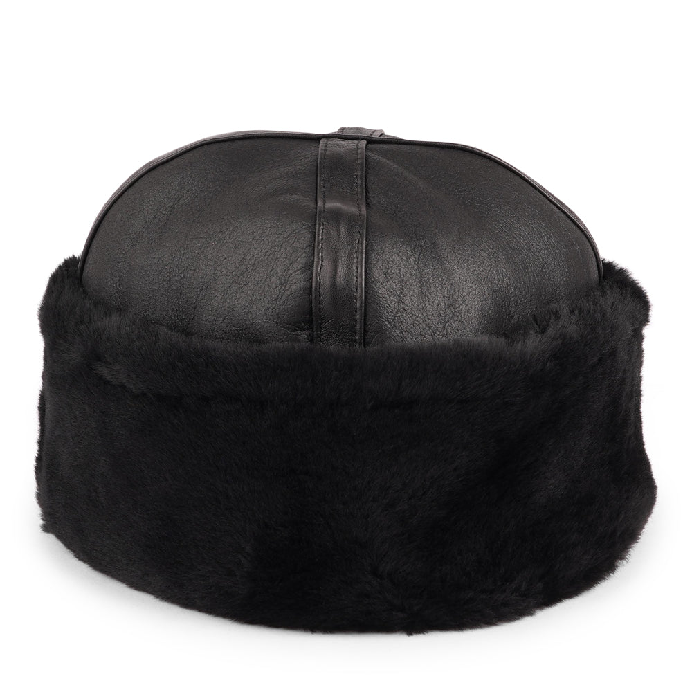 Stay warm and stylish this winter with the Kakani Shearling Hat, a perfect addition to your wardrobe.
Crafted from 100% sheepskin, this hat combines elegance and practicality. The lightweight material provides excellent insulation for cold days and naturally regulates temperature, making it versatile enough to wear into the spring.