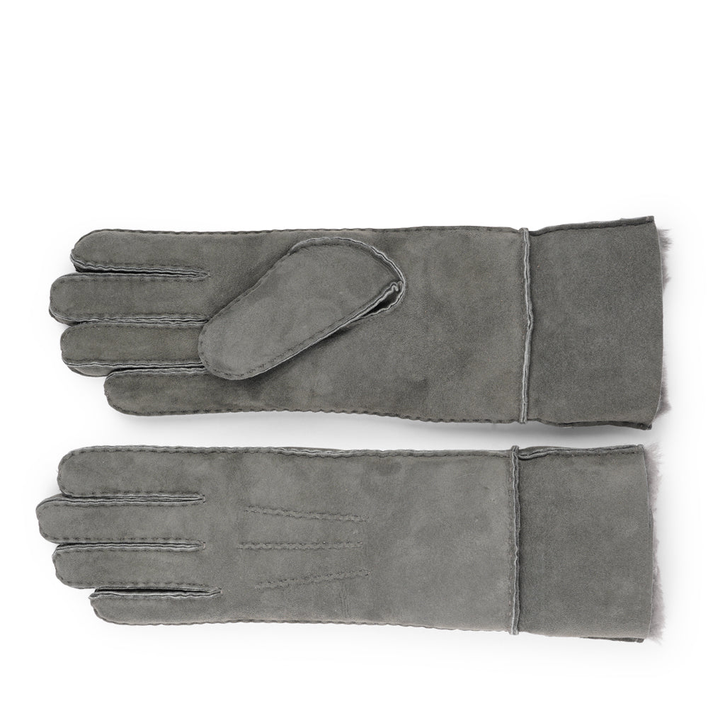 Lovelies Studio - Enhance your winter style with our luxurious Kelly Long Shearling Gloves. Made from soft sheep leather, these gloves offer a perfect blend of sophistication and warmth for the colder seasons.
Their elongated, slim design creates a sleek, feminine silhouette, ensuring you stay cozy while adding a chic, polished finish to any outfit.