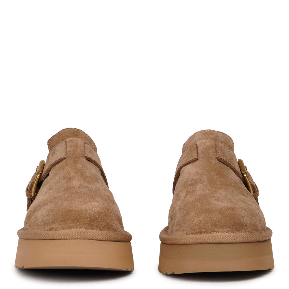 Lovelies Studio - Kokubo – Suede Mules with Adjustable Buckle
Meet Kokubo — a pair of mules that redefine everyday comfort with understated elegance. What makes them special is the plush shearling insole that gently cushions your feet, offering natural warmth and luxurious softness, even on a cold days.
Crafted from premium suede and finished with a durable rubber sole, the Kokubo mules combine style, comfort, and longevity in one effortless design.