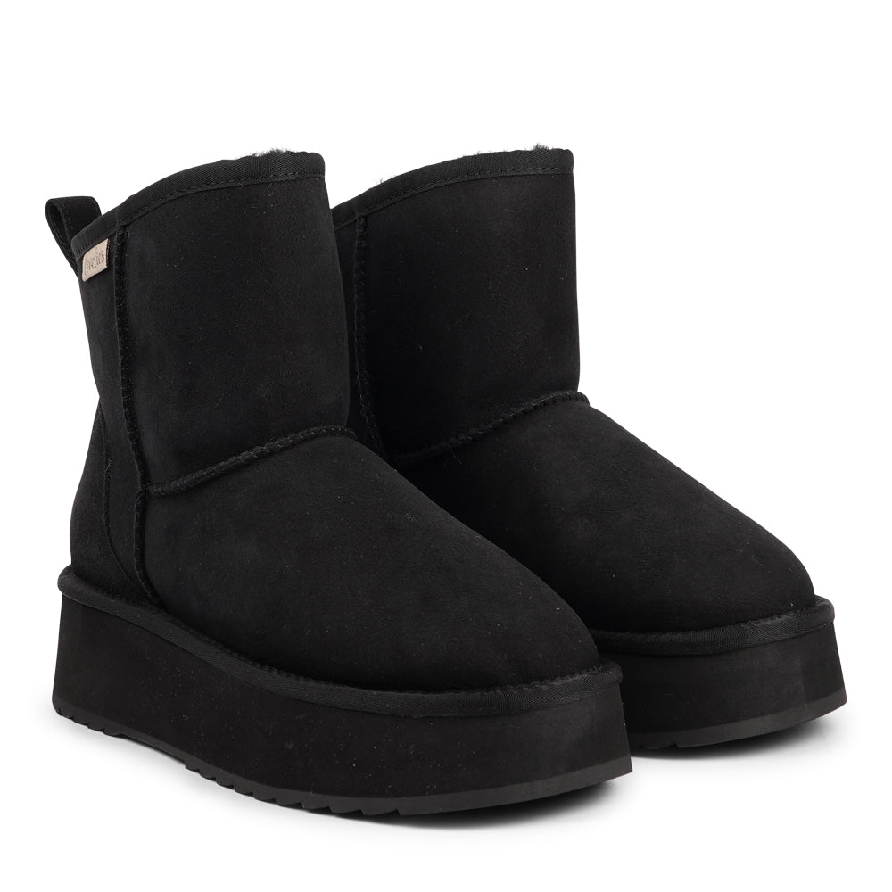 Lovelies Studio - Designed for your ultimate comfort, these luxurious shearling boots are the perfect winter companions. Featuring soft, durable rubber soles, they ensure you can step through the colder months with confidence, keeping your feet well-protected from the elements. 
But Laveno offers more than just practicality—these boots blend warmth and style seamlessly, making them as fashionable as they are functional.