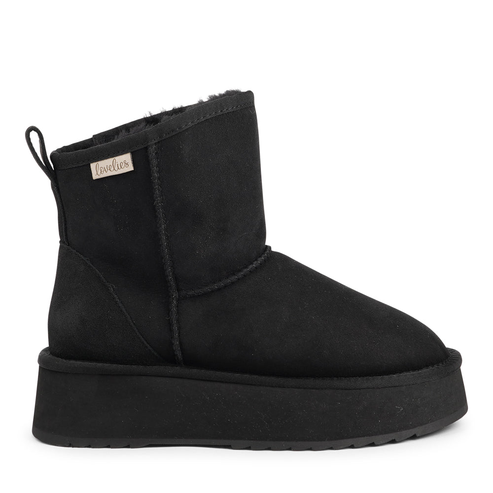 Lovelies Studio - Designed for your ultimate comfort, these luxurious shearling boots are the perfect winter companions. Featuring soft, durable rubber soles, they ensure you can step through the colder months with confidence, keeping your feet well-protected from the elements. 
But Laveno offers more than just practicality—these boots blend warmth and style seamlessly, making them as fashionable as they are functional.
