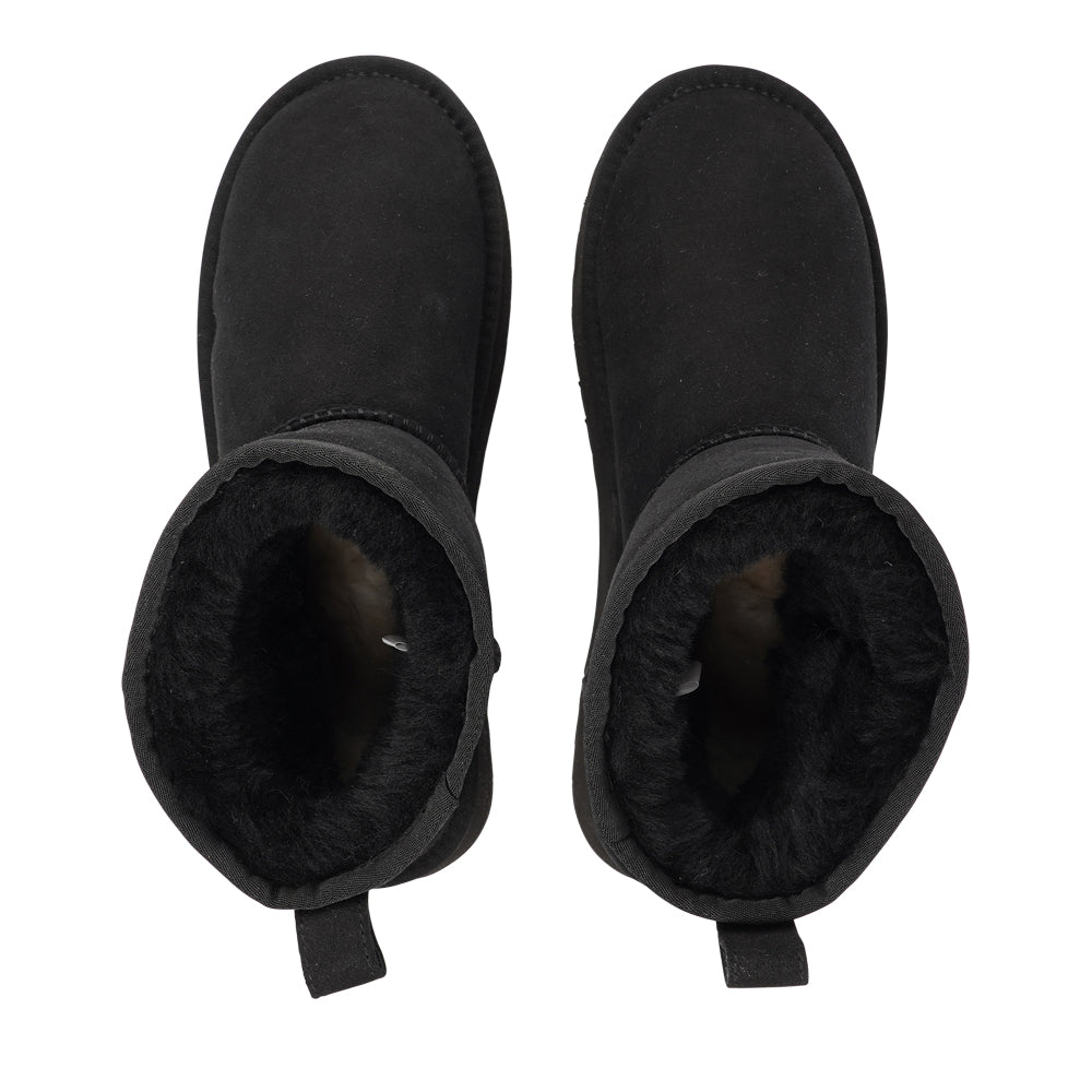 Lovelies Studio - Designed for your ultimate comfort, these luxurious shearling boots are the perfect winter companions. Featuring soft, durable rubber soles, they ensure you can step through the colder months with confidence, keeping your feet well-protected from the elements. 
But Laveno offers more than just practicality—these boots blend warmth and style seamlessly, making them as fashionable as they are functional.