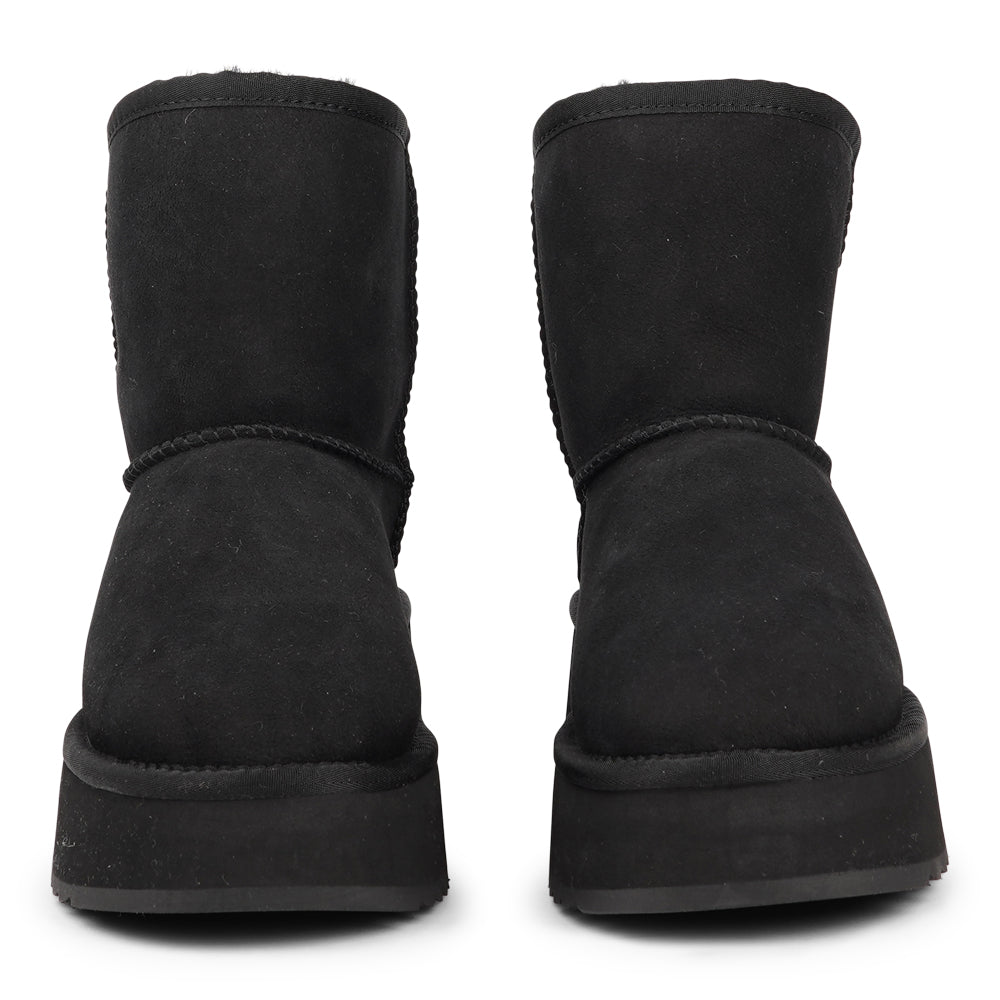 Lovelies Studio - Designed for your ultimate comfort, these luxurious shearling boots are the perfect winter companions. Featuring soft, durable rubber soles, they ensure you can step through the colder months with confidence, keeping your feet well-protected from the elements. 
But Laveno offers more than just practicality—these boots blend warmth and style seamlessly, making them as fashionable as they are functional.