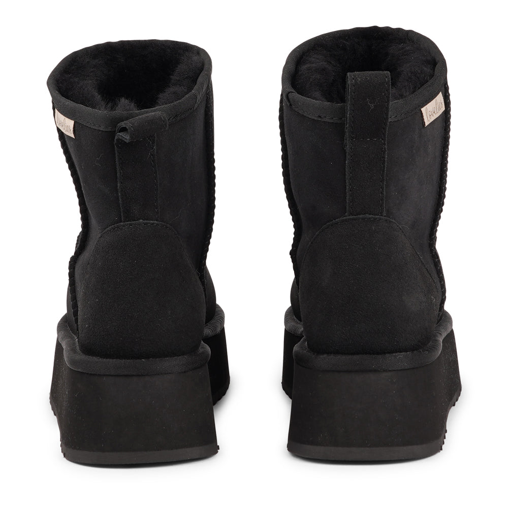 Lovelies Studio - Designed for your ultimate comfort, these luxurious shearling boots are the perfect winter companions. Featuring soft, durable rubber soles, they ensure you can step through the colder months with confidence, keeping your feet well-protected from the elements. 
But Laveno offers more than just practicality—these boots blend warmth and style seamlessly, making them as fashionable as they are functional.