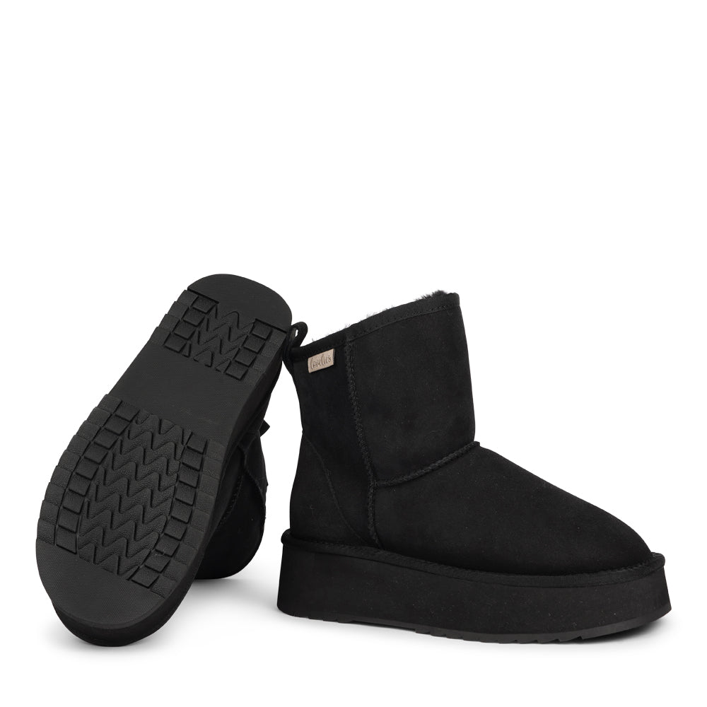 Lovelies Studio - Designed for your ultimate comfort, these luxurious shearling boots are the perfect winter companions. Featuring soft, durable rubber soles, they ensure you can step through the colder months with confidence, keeping your feet well-protected from the elements. 
But Laveno offers more than just practicality—these boots blend warmth and style seamlessly, making them as fashionable as they are functional.