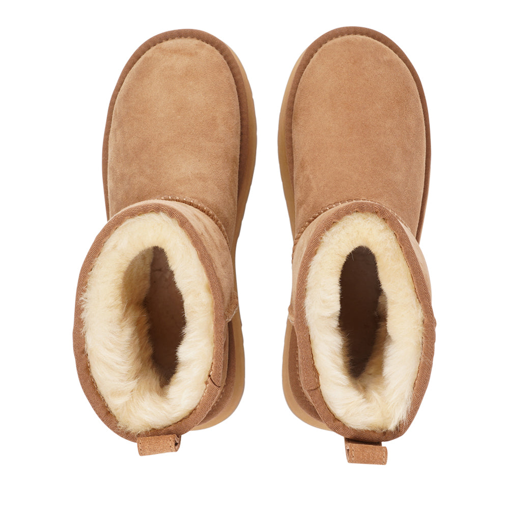 Lovelies Studio - Designed for your ultimate comfort, these luxurious shearling boots are the perfect winter companions. Featuring soft, durable rubber soles, they ensure you can step through the colder months with confidence, keeping your feet well-protected from the elements.
But Laveno offers more than just practicality—these boots blend warmth and style seamlessly, making them as fashionable as they are functional.