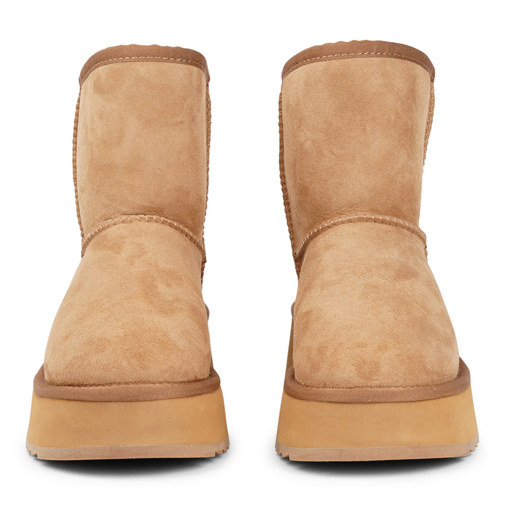 Lovelies Studio - Designed for your ultimate comfort, these luxurious shearling boots are the perfect winter companions. Featuring soft, durable rubber soles, they ensure you can step through the colder months with confidence, keeping your feet well-protected from the elements.
But Laveno offers more than just practicality—these boots blend warmth and style seamlessly, making them as fashionable as they are functional.
