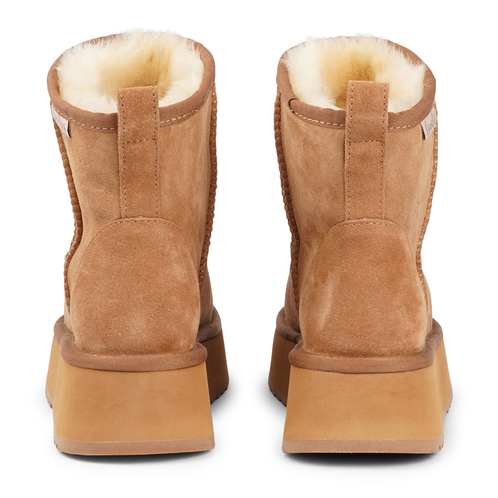Lovelies Studio - Designed for your ultimate comfort, these luxurious shearling boots are the perfect winter companions. Featuring soft, durable rubber soles, they ensure you can step through the colder months with confidence, keeping your feet well-protected from the elements.
But Laveno offers more than just practicality—these boots blend warmth and style seamlessly, making them as fashionable as they are functional.