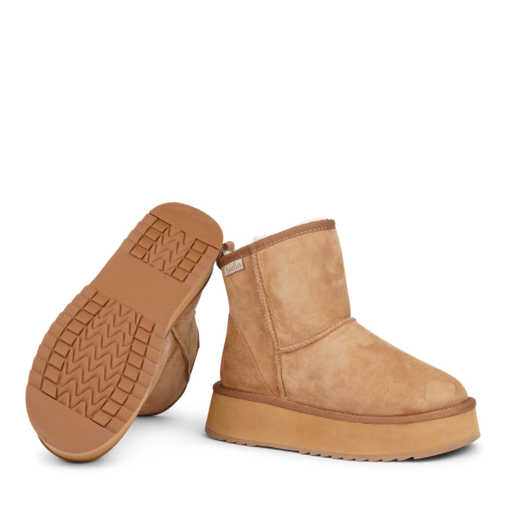 Lovelies Studio - Designed for your ultimate comfort, these luxurious shearling boots are the perfect winter companions. Featuring soft, durable rubber soles, they ensure you can step through the colder months with confidence, keeping your feet well-protected from the elements.
But Laveno offers more than just practicality—these boots blend warmth and style seamlessly, making them as fashionable as they are functional.