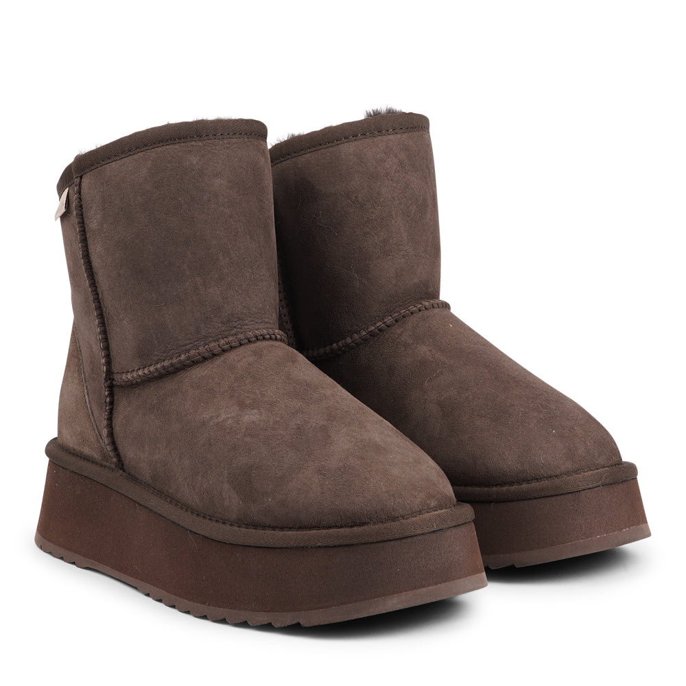 Lovelies Studio - Designed for your ultimate comfort, these luxurious shearling boots are the perfect winter companions. Featuring soft, durable rubber soles, they ensure you can step through the colder months with confidence, keeping your feet well-protected from the elements.
But Laveno offers more than just practicality—these boots blend warmth and style seamlessly, making them as fashionable as they are functional.