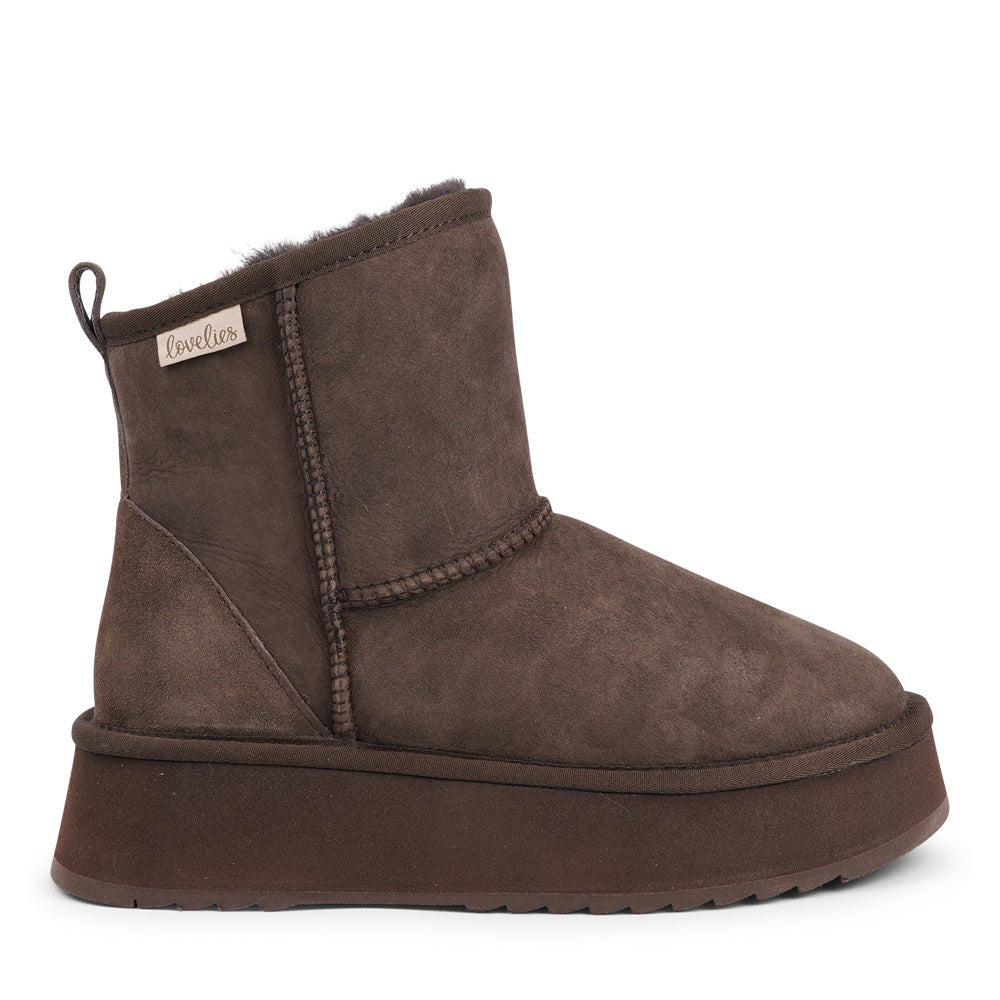 Lovelies Studio - Designed for your ultimate comfort, these luxurious shearling boots are the perfect winter companions. Featuring soft, durable rubber soles, they ensure you can step through the colder months with confidence, keeping your feet well-protected from the elements.
But Laveno offers more than just practicality—these boots blend warmth and style seamlessly, making them as fashionable as they are functional.