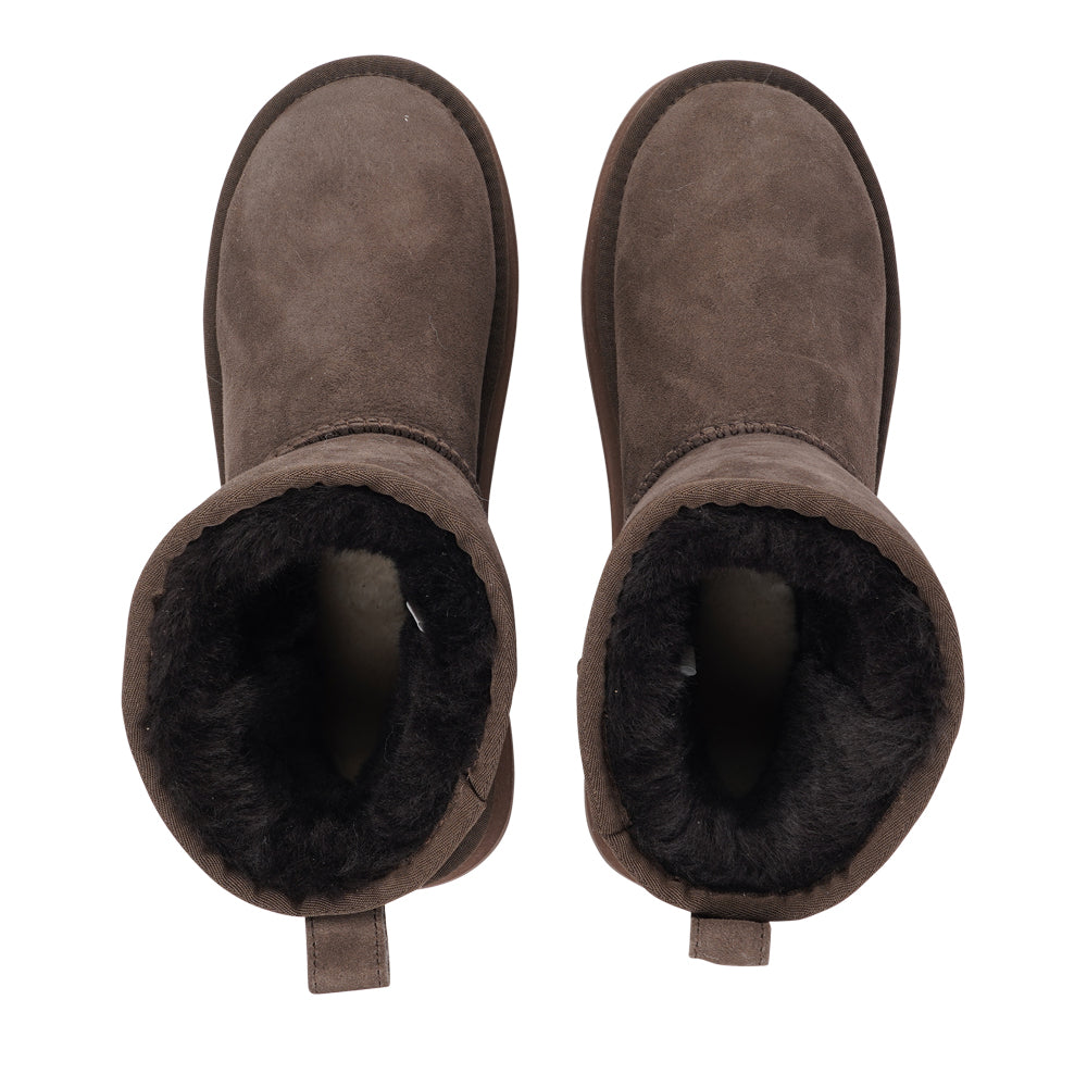 Lovelies Studio - Designed for your ultimate comfort, these luxurious shearling boots are the perfect winter companions. Featuring soft, durable rubber soles, they ensure you can step through the colder months with confidence, keeping your feet well-protected from the elements.
But Laveno offers more than just practicality—these boots blend warmth and style seamlessly, making them as fashionable as they are functional.