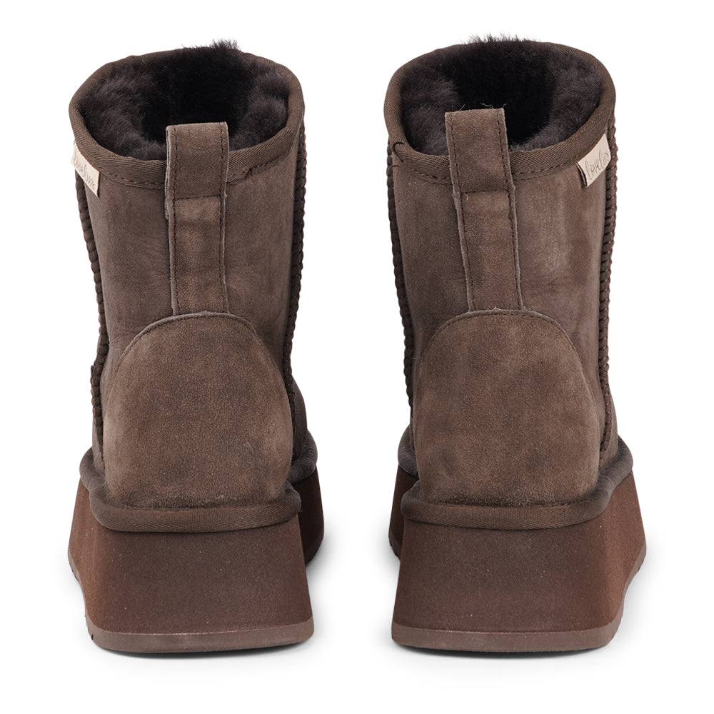 Lovelies Studio - Designed for your ultimate comfort, these luxurious shearling boots are the perfect winter companions. Featuring soft, durable rubber soles, they ensure you can step through the colder months with confidence, keeping your feet well-protected from the elements.
But Laveno offers more than just practicality—these boots blend warmth and style seamlessly, making them as fashionable as they are functional.