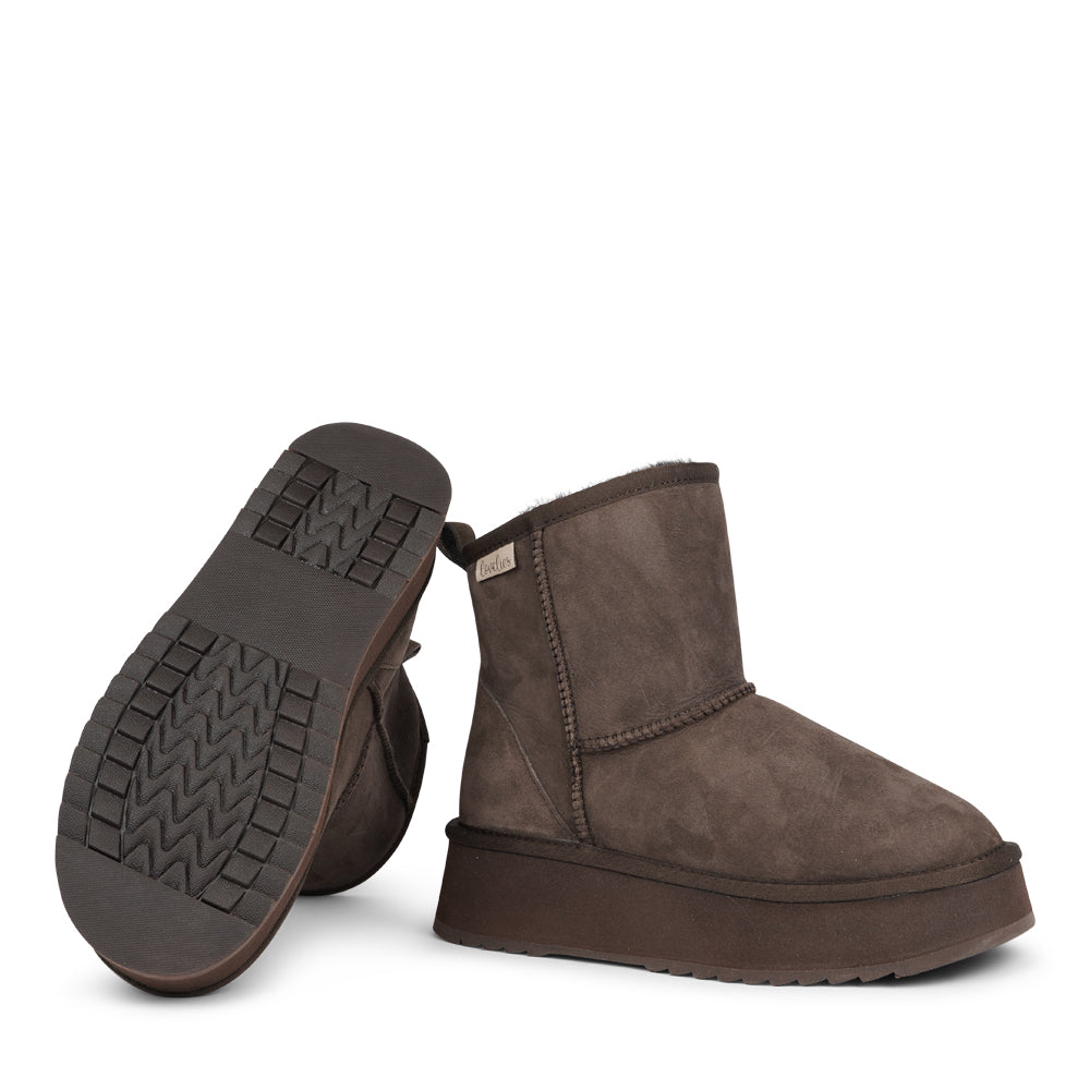 Lovelies Studio - Designed for your ultimate comfort, these luxurious shearling boots are the perfect winter companions. Featuring soft, durable rubber soles, they ensure you can step through the colder months with confidence, keeping your feet well-protected from the elements.
But Laveno offers more than just practicality—these boots blend warmth and style seamlessly, making them as fashionable as they are functional.