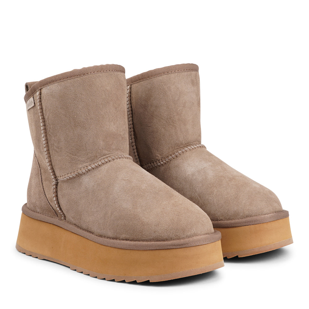 Designed for your ultimate comfort, these luxurious shearling boots are the perfect winter companions. Featuring soft, durable rubber soles, they ensure you can step through the colder months with confidence, keeping your feet well-protected from the elements.
Lovelies Studio - But Laveno offers more than just practicality—these boots blend warmth and style seamlessly, making them as fashionable as they are functional.