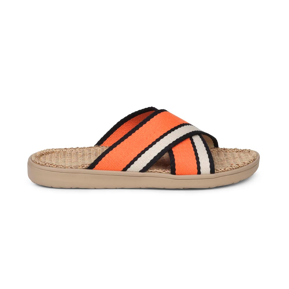 Summer sandals from danish brand Lovelies. The rubber sole is nice and soft which makes the sandal very comfortable. The inner sole is covered with woven jute and the straps are med of fine cotton. Sandal with woven straps. Harmal sandal from Lovelies in Denmark. The beautiful sandal is made of a soft rubber sole with natural jute and woven cotton straps.The soft inner sole is covered with jute.