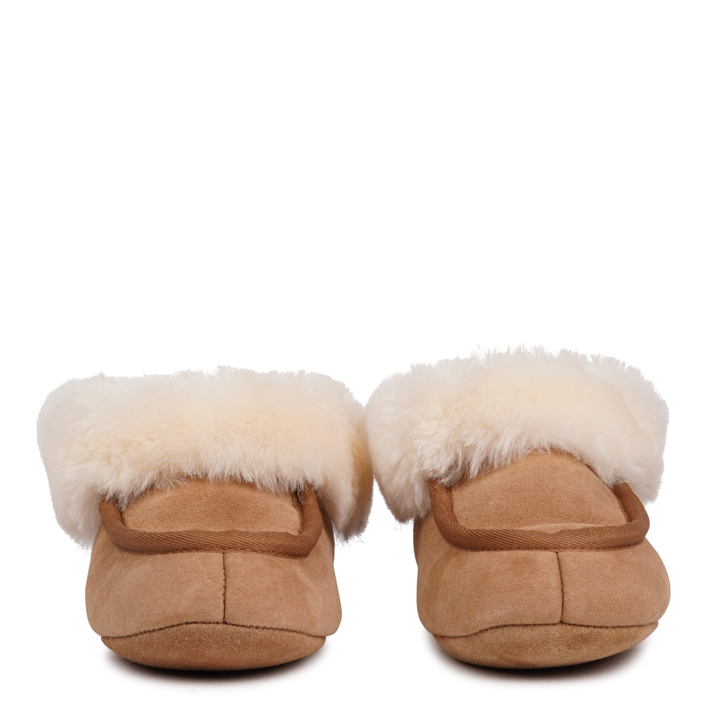 LoCrafted from 100% premium sheepskin, the Locanda Shearling Moccasins blend refined elegance with everyday practicality — offering natural warmth, breathability, and comfort that adapts beautifully to every season.
We’re proud to share that the Locanda Shearling Moccasins are LWG Environmental GOLD Rated, reflecting our dedication to responsible craftsmanship and sustainable practices.
Step into the world of Locanda and discover footwear that goes beyond the ordinary — timeless in design, irresistibly soft