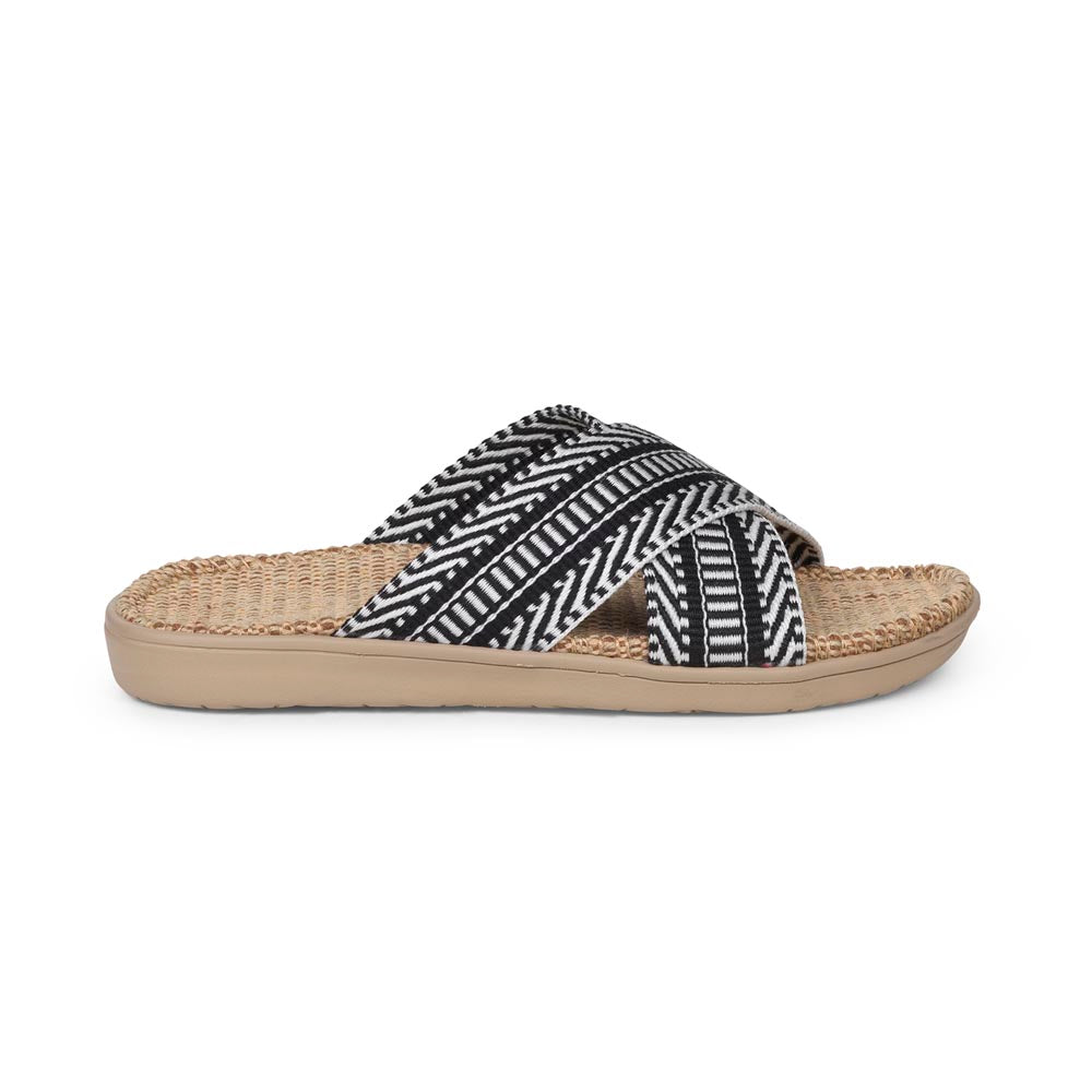 Summer sandals from danish brand Lovelies. The rubber sole is nice and soft which makes the sandal very comfortable. The inner sole is covered with woven jute and the straps are med of fine cotton. Sandal with woven straps. Harmal sandal from Lovelies in Denmark. The beautiful sandal is made of a soft rubber sole with natural jute and woven cotton straps.The soft inner sole is covered with jute.