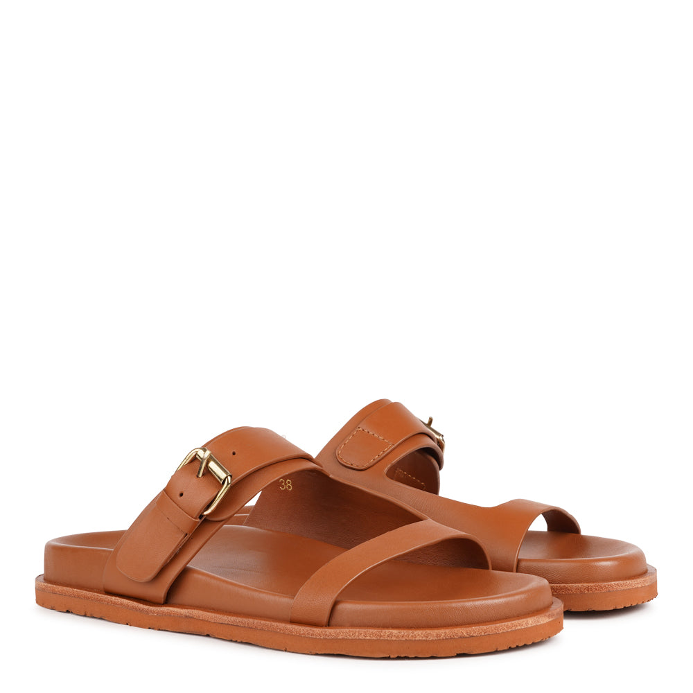 Lovelies - Marina - a beautifully handcrafted leather sandal that blends feminine elegance with everyday comfort. Designed with a single adjustable strap, it offers a secure, personalized fit that moves effortlessly with you throughout the day.
Crafted from vegetable-tanned buffalo leather, the soft yet durable straps are made to age beautifully over time. Finished with a discreet rubber grip, Marina provides stability and ease - perfect for both relaxed daytime wear and more refined evening looks.