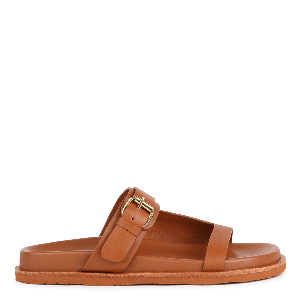 Lovelies - Marina - a beautifully handcrafted leather sandal that blends feminine elegance with everyday comfort. Designed with a single adjustable strap, it offers a secure, personalized fit that moves effortlessly with you throughout the day.
Crafted from vegetable-tanned buffalo leather, the soft yet durable straps are made to age beautifully over time. Finished with a discreet rubber grip, Marina provides stability and ease - perfect for both relaxed daytime wear and more refined evening looks.