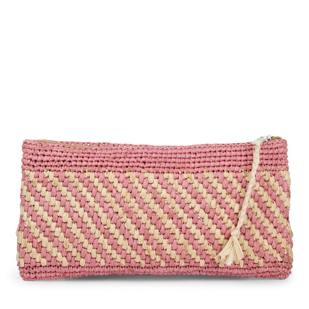 Mimose, the little charming clutch fashioned from luxurious raffia sourced from Madagascar.  Raffia, derived from the resilient leaves of the palm tree, is celebrated for its versatility and eco-conscious qualities, making it a sought-after material in the realm of fashion accessories.