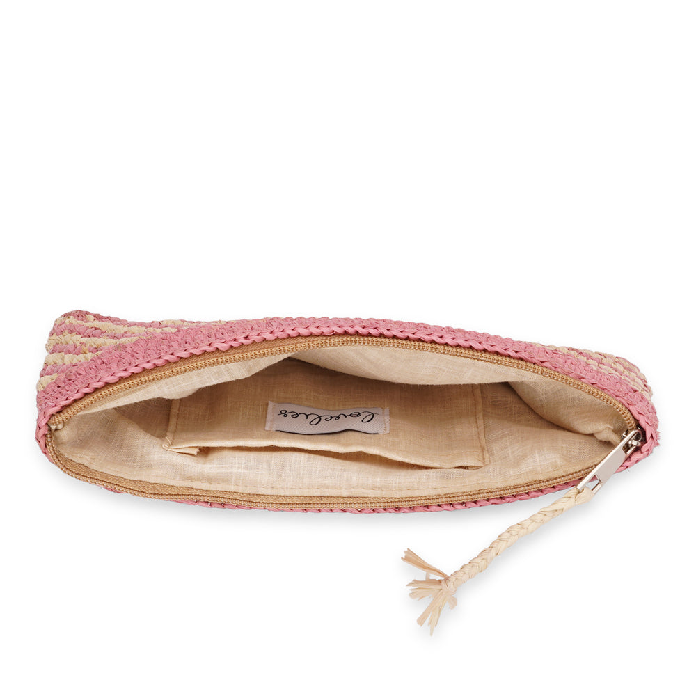 Mimose, the little charming clutch fashioned from luxurious raffia sourced from Madagascar.
Raffia, derived from the resilient leaves of the palm tree, is celebrated for its versatility and eco-conscious qualities, making it a sought-after material in the realm of fashion accessories.
