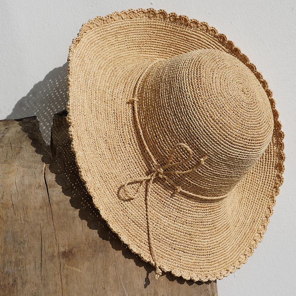 Lovelies Studio - Crafted from raffia, a natural fiber celebrated for its strength and suppleness, the Minzoni hat embodies both style and sustainability. Utilizing traditional methods, the raffia is hand-dyed and left to bask in the sun, minimizing its environmental footprint.