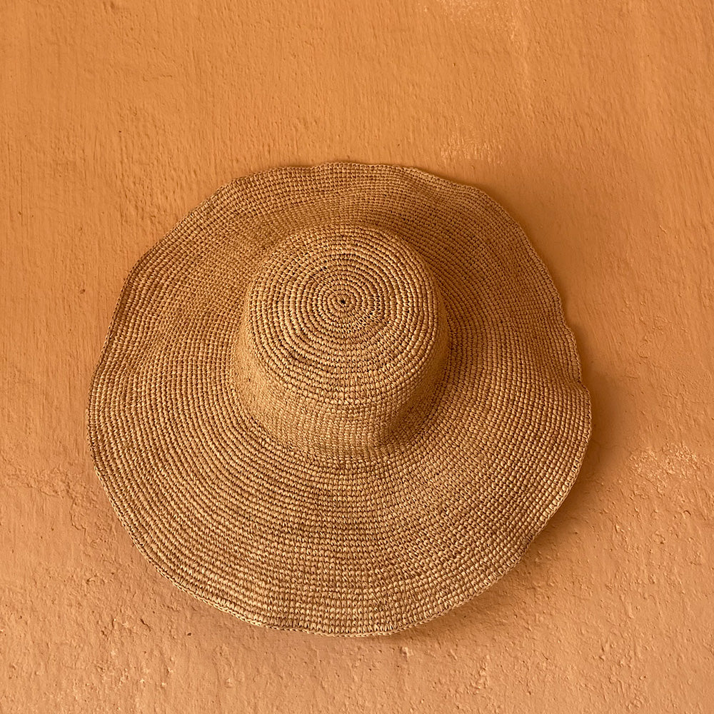 Lovelies Studio - Crafted from raffia, a natural fiber celebrated for its strength and suppleness, the Montihat embodies both style and sustainability. Utilizing traditional methods, the raffia is hand-dyed and left to bask in the sun, minimizing its environmental footprint.