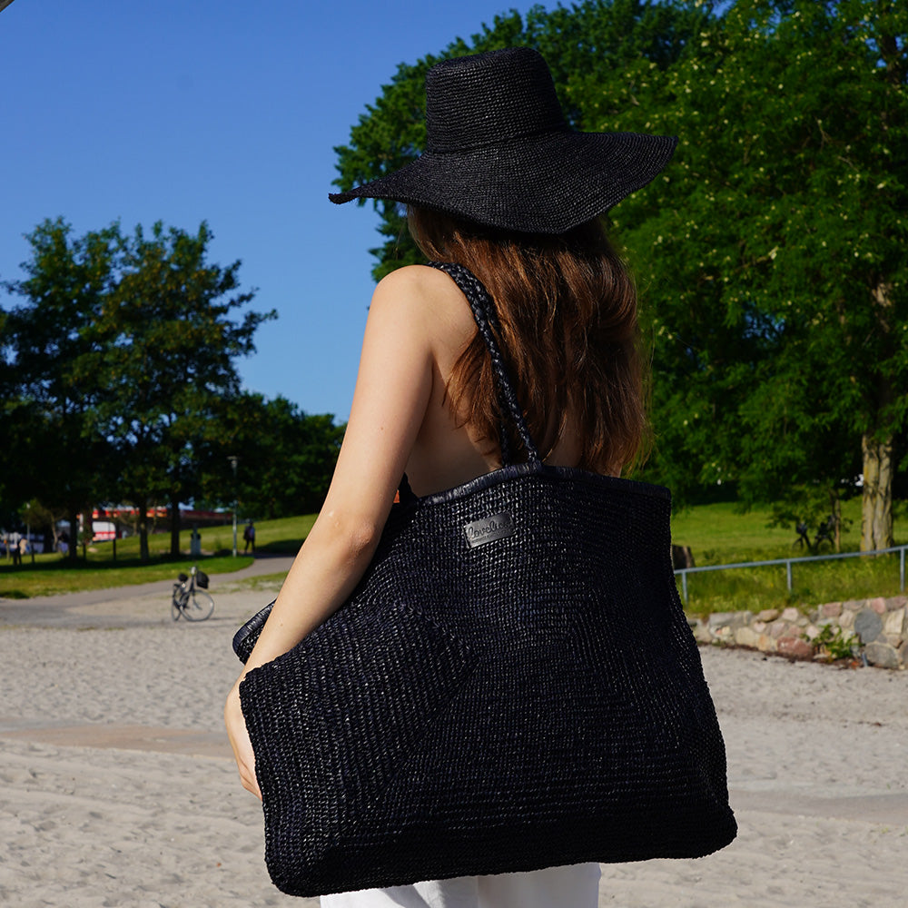 Raffia is a versatile and sustainable material that has become increasingly popular in the world of handbags. Derived from the leaves of the raffia palm tree, this natural fiber offers a unique blend of durability, flexibility, and eco-friendliness.
Handbags crafted from raffia exude a relaxed yet chic vibe, perfect for both casual outings and more formal occasions. The material's subtle texture and earthy tones add a touch of natural elegance to any ensemble, making it a favorite choice for fashion-forwar