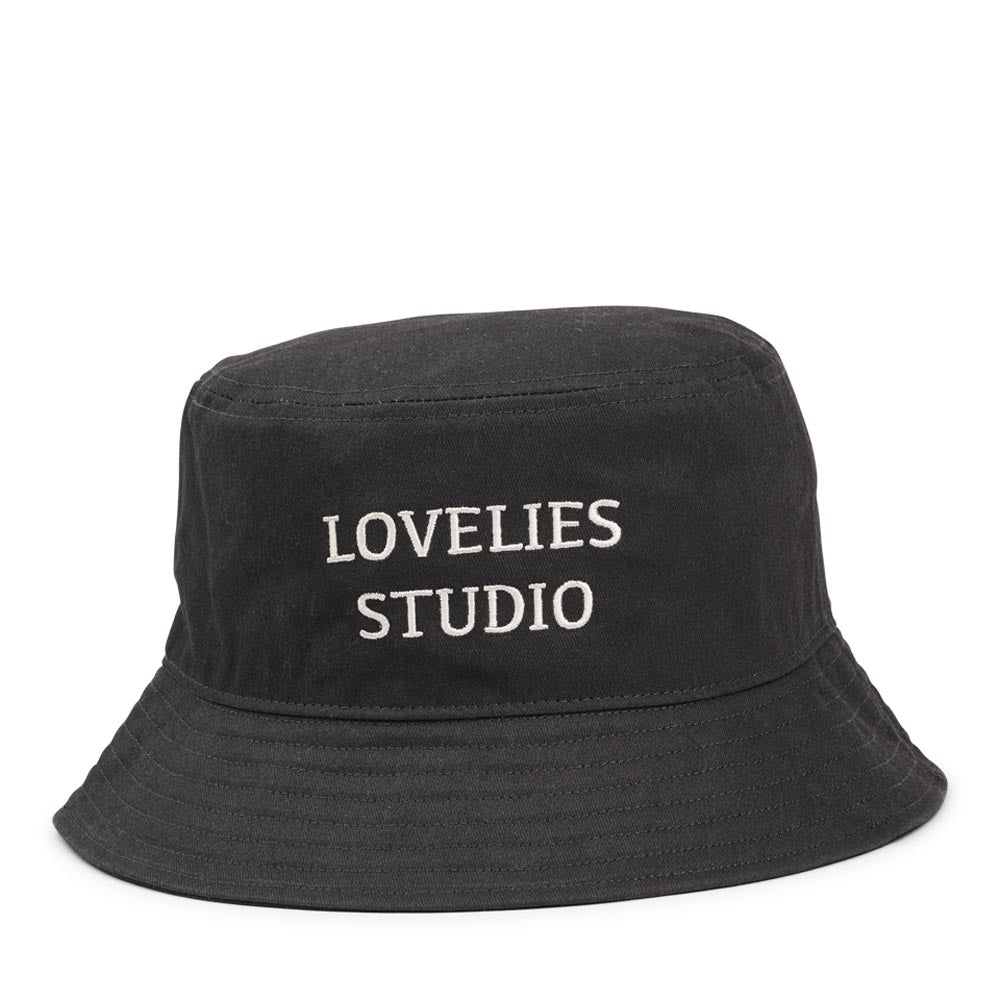 MUCCIA — Cotton Bucket Hat w/ Embroidery
Meet your new favorite hat. The Muccia Bucket Hat combines the soft, textured feel of cotton with the signature Lovelies embroidered logo for a look that's laid-back yet effortlessly stylish.
Perfect for sunny days, casual outings, or whenever you want to add a little character to your outfit.